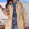 Cortavientos beige con gorro - Imagen 4
