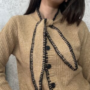 Jersey camel combinado con negro