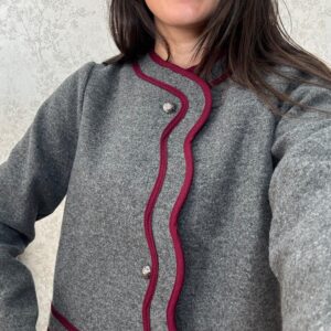 Chaqueta tipo chanel gris combinada burdeos