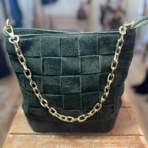 Bolso verde con cadena