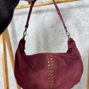 Bolso grande burdeos tachas